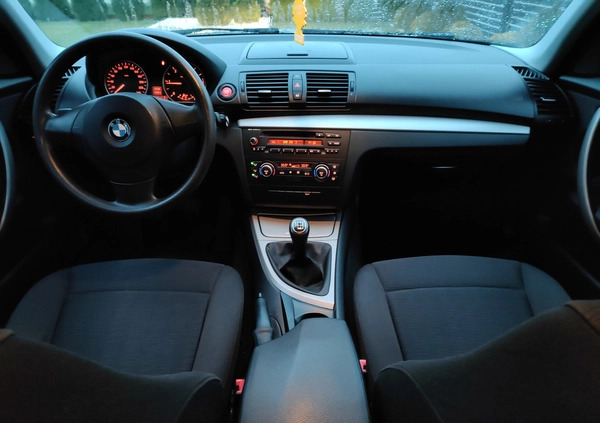 BMW Seria 1 cena 16800 przebieg: 248000, rok produkcji 2009 z Sieradz małe 172